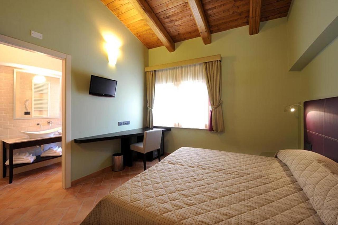 Hotel Magione Papale Relais à LʼAquila Chambre photo