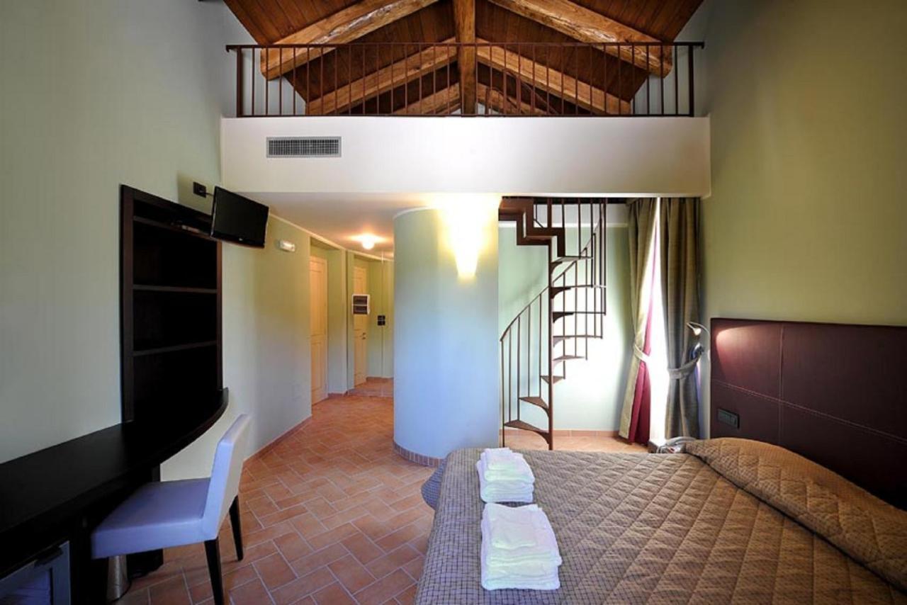 Hotel Magione Papale Relais à LʼAquila Chambre photo